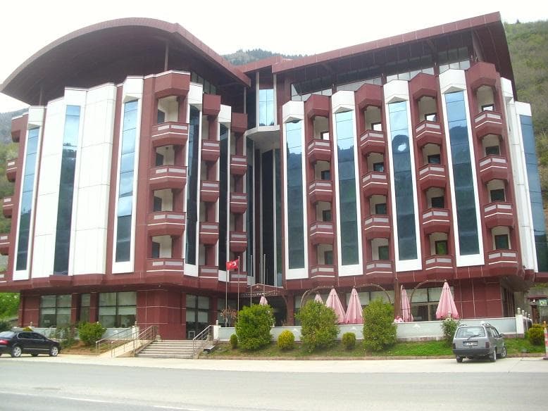 Konak Mahallesi'nde Otel Ve Arsası