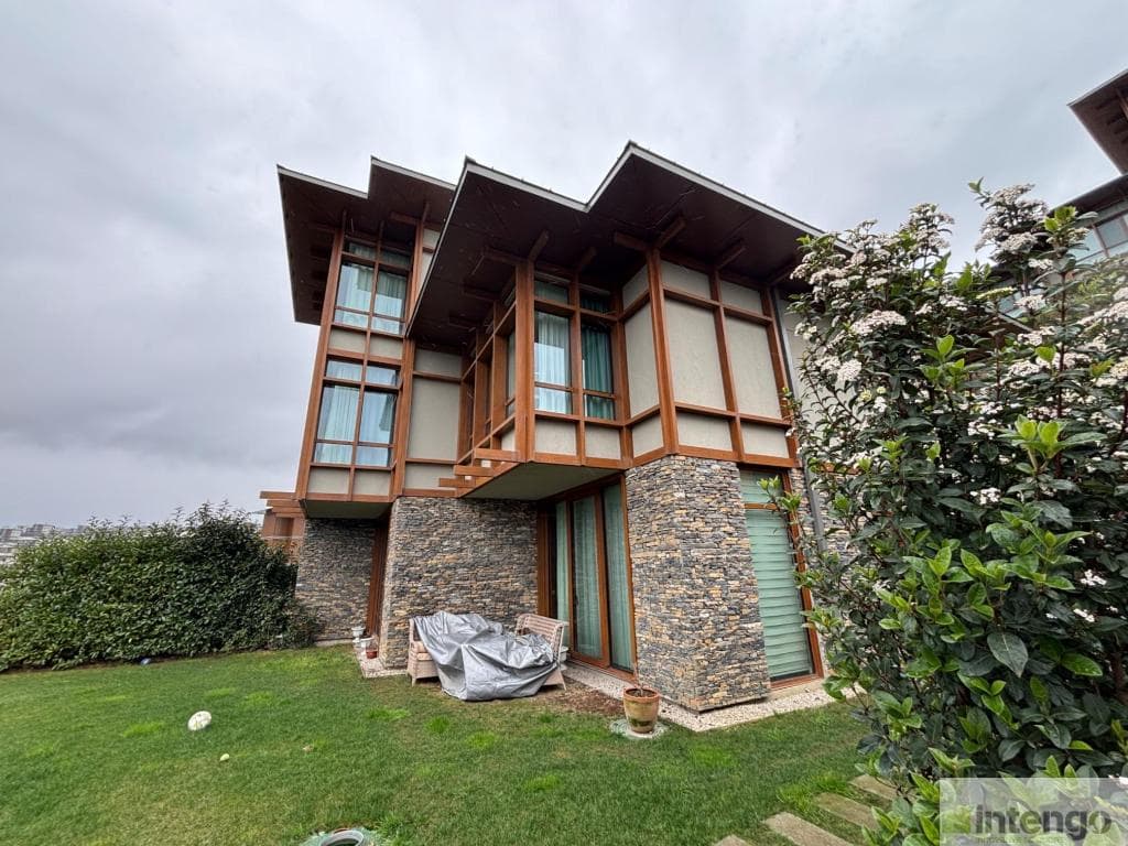 BEYKOZ DÜŞLER VADİSİ RİVA SİTESİ'NDE SATILIK TRİPLEKS VİLLA (Y-1814)