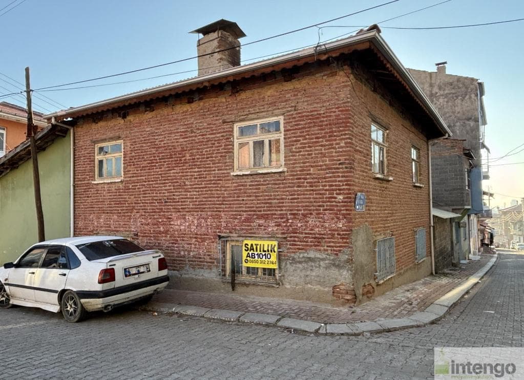 UŞAK MERKEZ IŞIK MAH.'DE 2 ADET MÜSTAKİL EV (AB-1010)