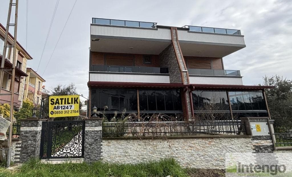 EDREMİT ALTINOLUK MAHALLESİ'NDE SATILIK TRİPLEKS VİLLA (AB-1247)