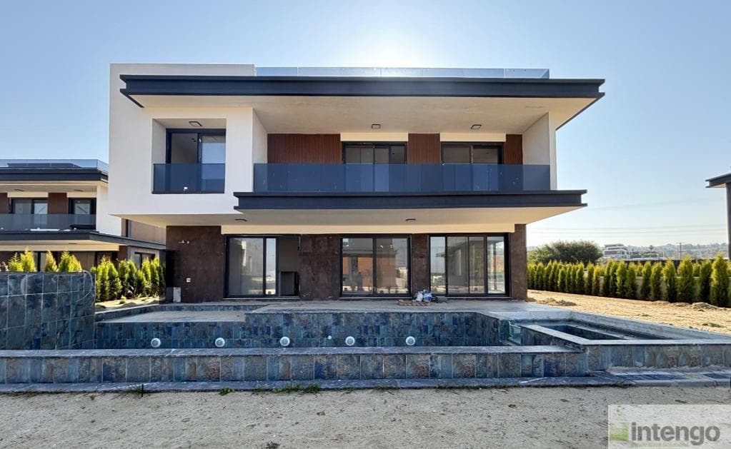 KUŞADASI KARAOVA'DA SATILIK HAVUZLU TRİPLEKS VİLLA (101481266)