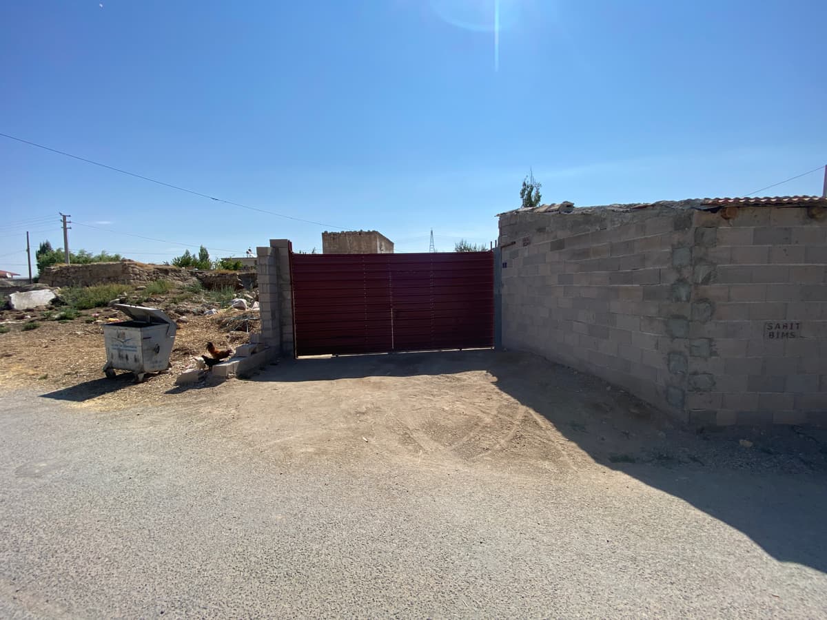 NİĞDE MERKEZ AĞCAŞAR KÖYÜ'NDE SATILIK MÜSTAKİL EV VE BAHÇE (R-474)