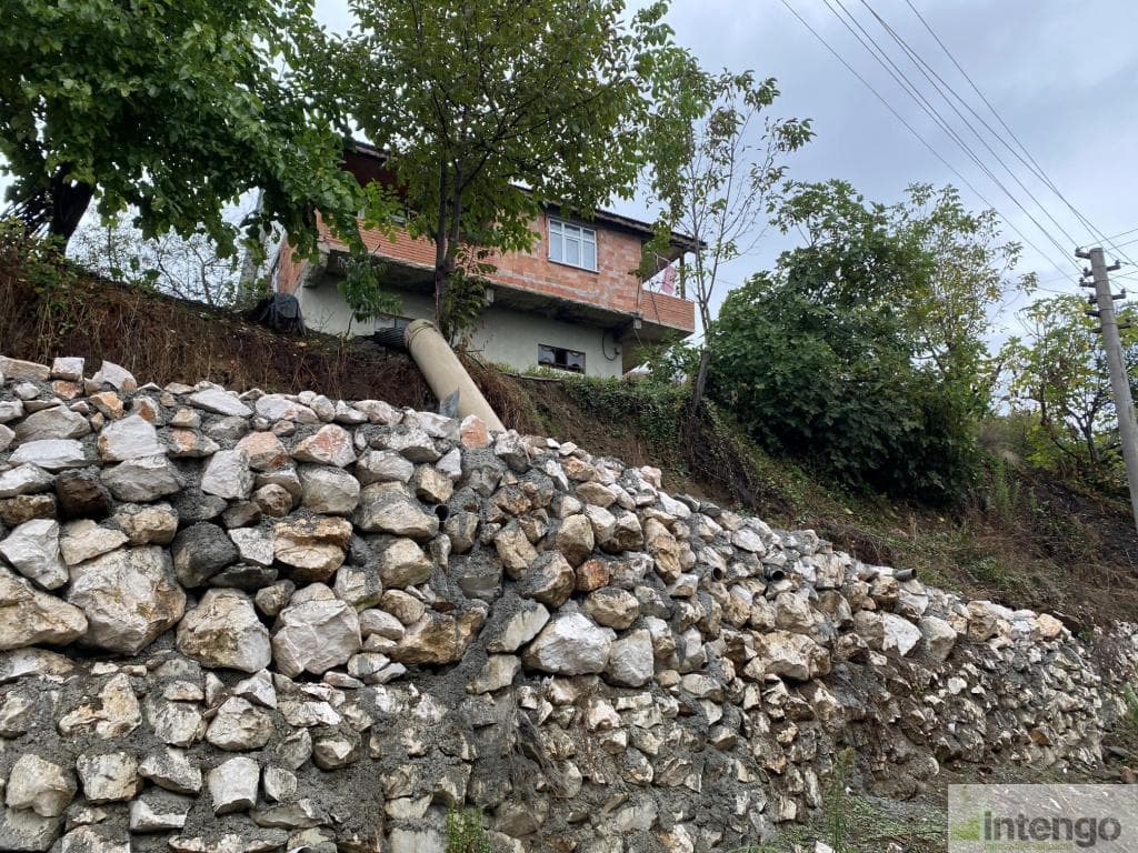 YIĞILCA HACILAR KÖYÜ'NDE HİSSELİ ARSA VE MÜSTAKİL EV (R-1458)