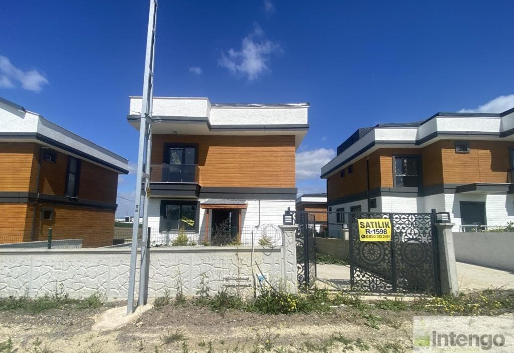 SİLİVRİ BALABAN MAHALLESİ'NDE SATILIK TRİPLEKS VİLLA (R-1598)