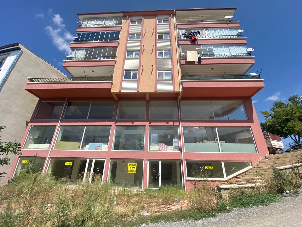 AKYURT DR. NESLİHAN ÖZENLİ CADDESİ'NDE DEPOLU DÜKKAN (R-378)