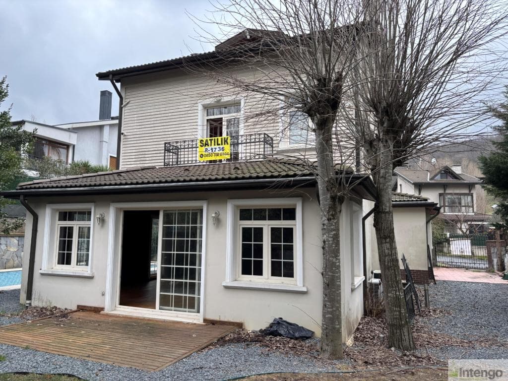 USKUMRUKÖY'DE GENİŞ BAHÇELİ HAVUZLU FOURLEKS VİLLA (R-1736)