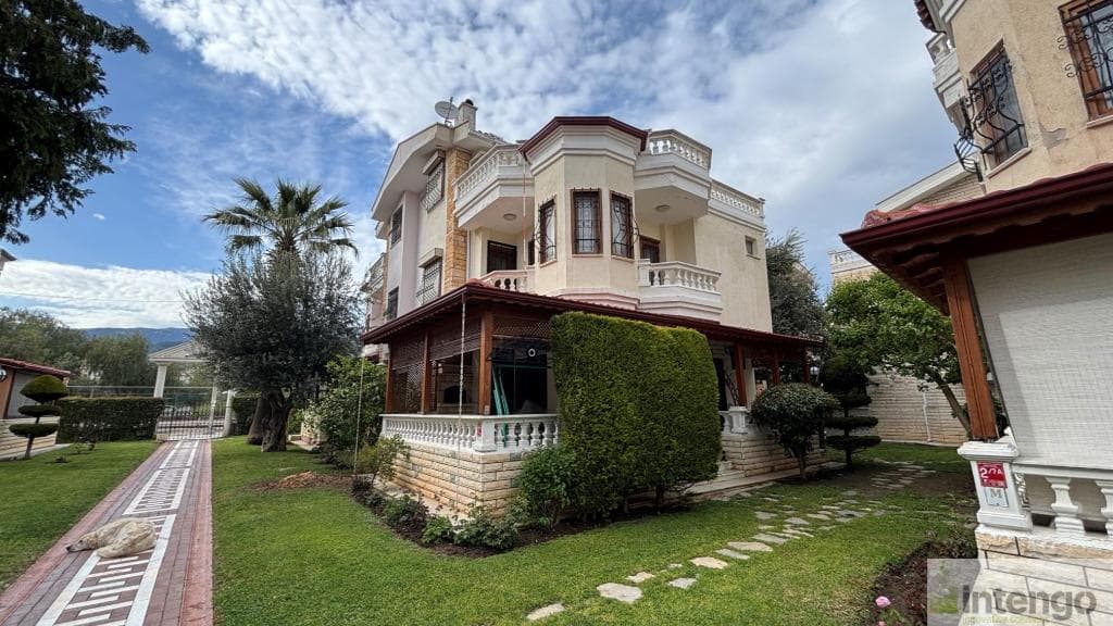 EDREMİT ATAMAN SİTESİ'NDE SATILIK TRİPLEKS VİLLA (R-1806)