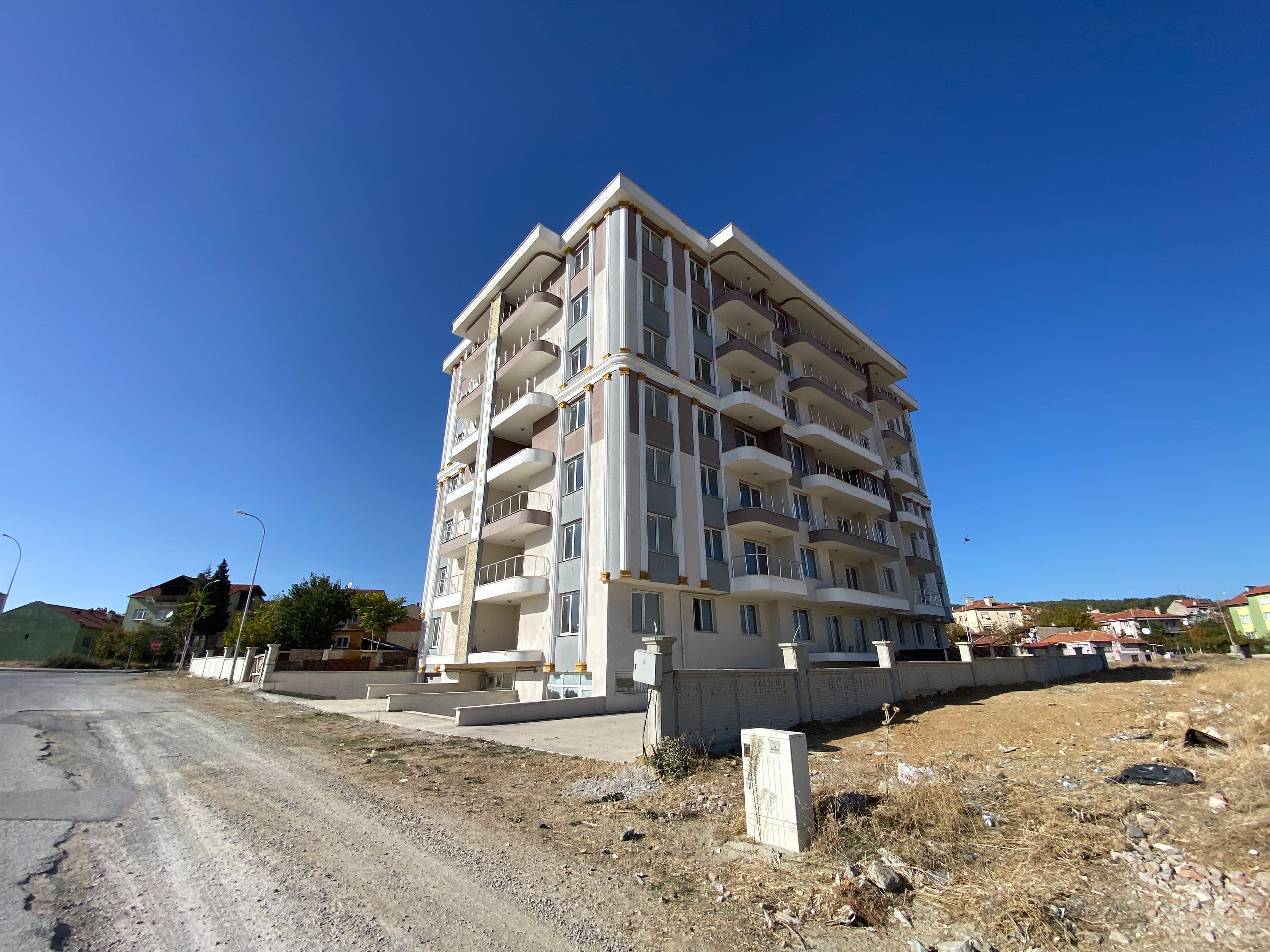UŞAK MERKEZ MEHMET AKİF ERSOY MAH.'DE DAİRE (R-1072)